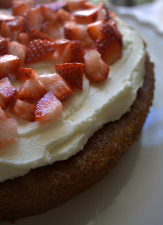 strawberries and mascarpone cream cake