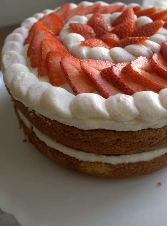 strawberries and mascarpone cream cake