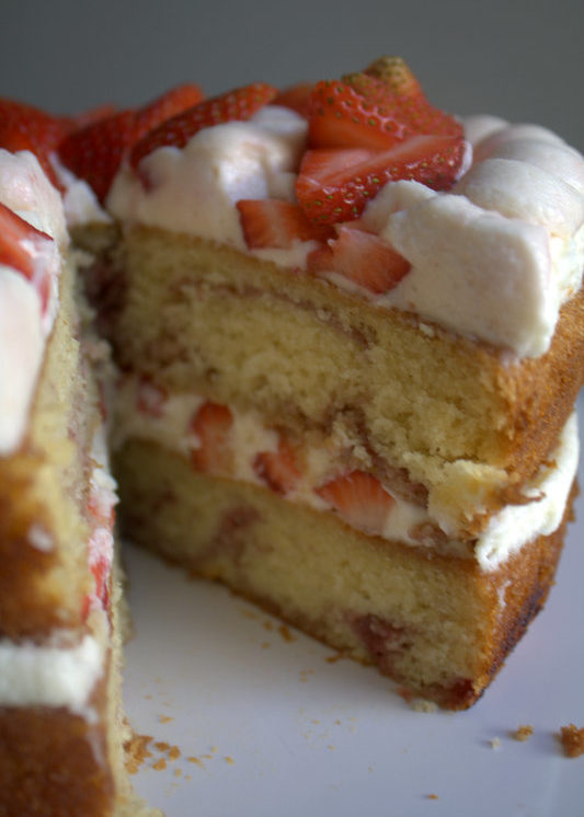 strawberries and mascarpone cream cake