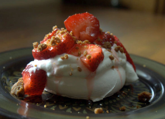 Strawberries and cream Pavlova with a ginger cookie crumble